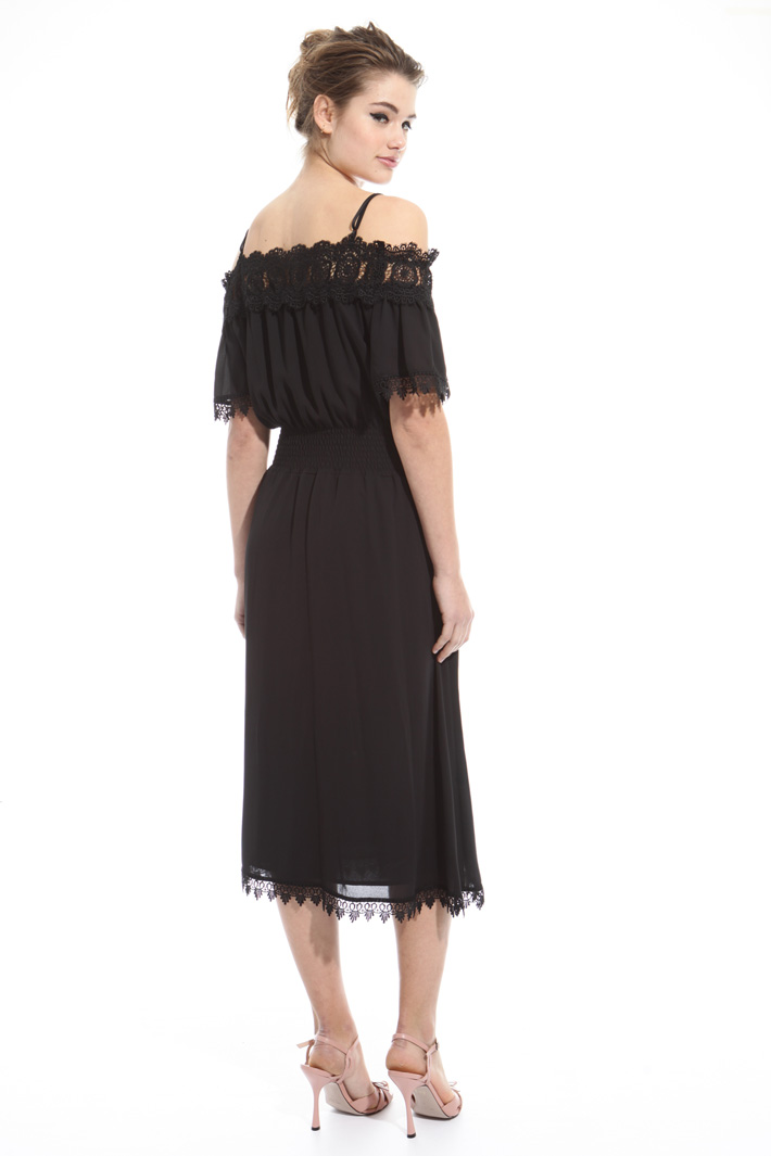 Abito con bordi macramé Intrend Abito con bordi macramé Intrend