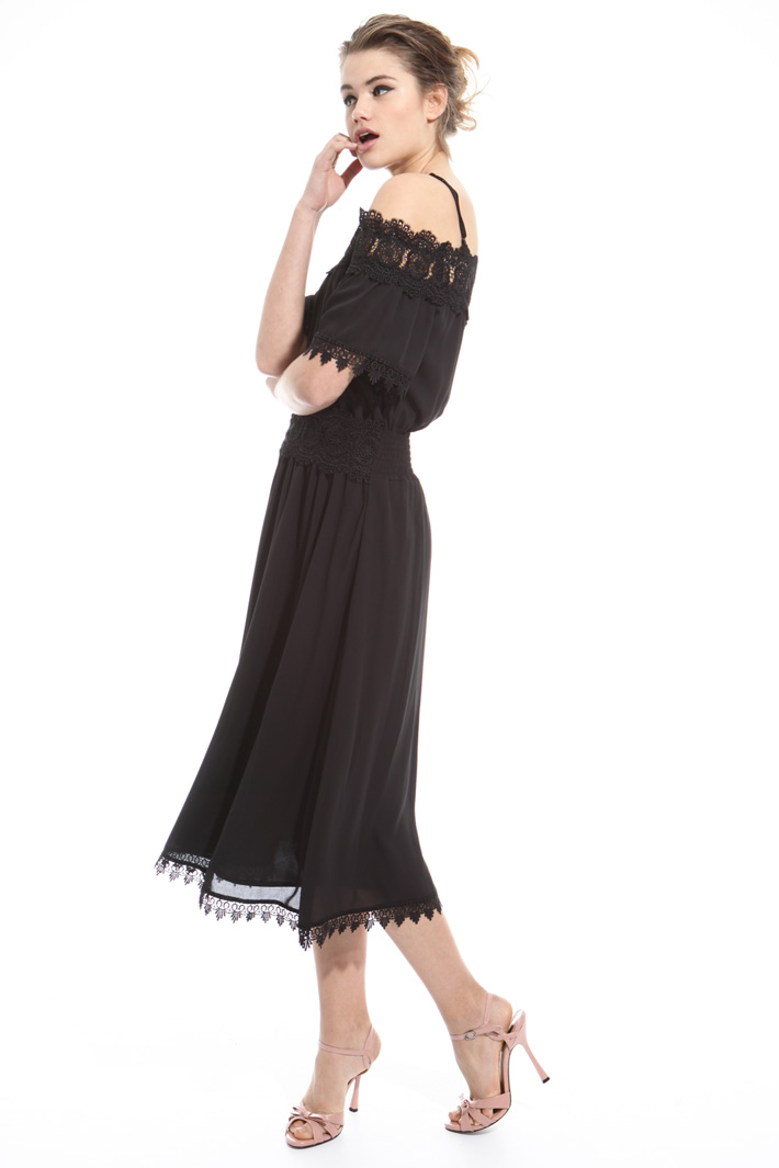 Abito con bordi macramé Intrend Abito con bordi macramé Intrend