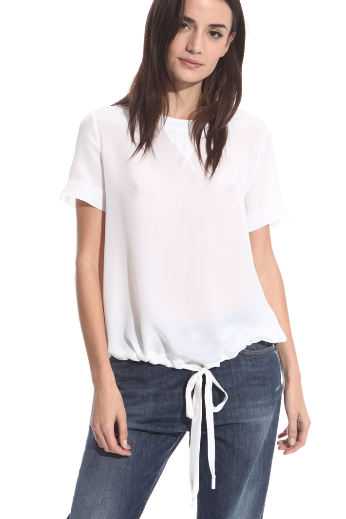 T-shirt con arriccio al fondo Intrend T-shirt con arriccio al fondo Intrend