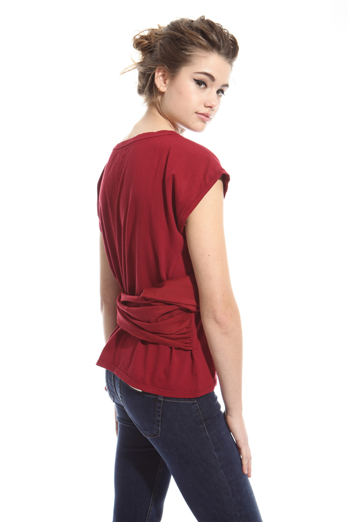 T-shirt with sash at the waist Intrend T-shirt with sash at the waist Intrend