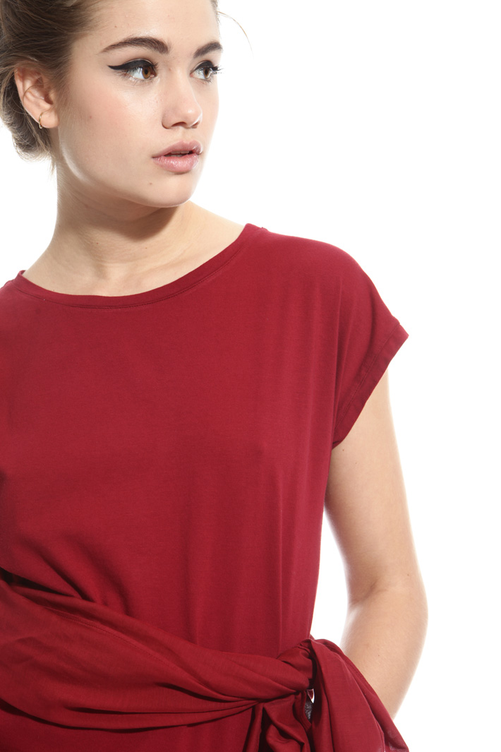 T-shirt with sash at the waist Intrend T-shirt with sash at the waist Intrend
