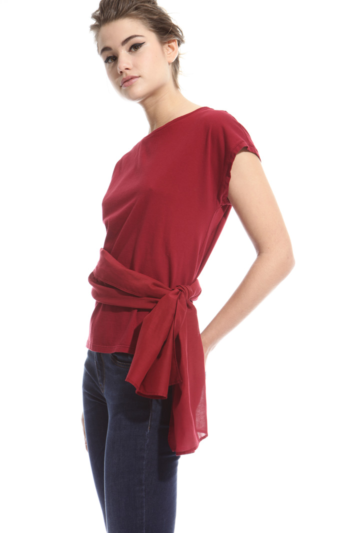 T-shirt with sash at the waist Intrend T-shirt with sash at the waist Intrend