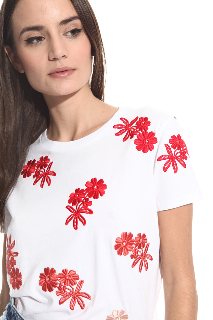 T-shirt con ricami a contrasto Intrend T-shirt con ricami a contrasto Intrend