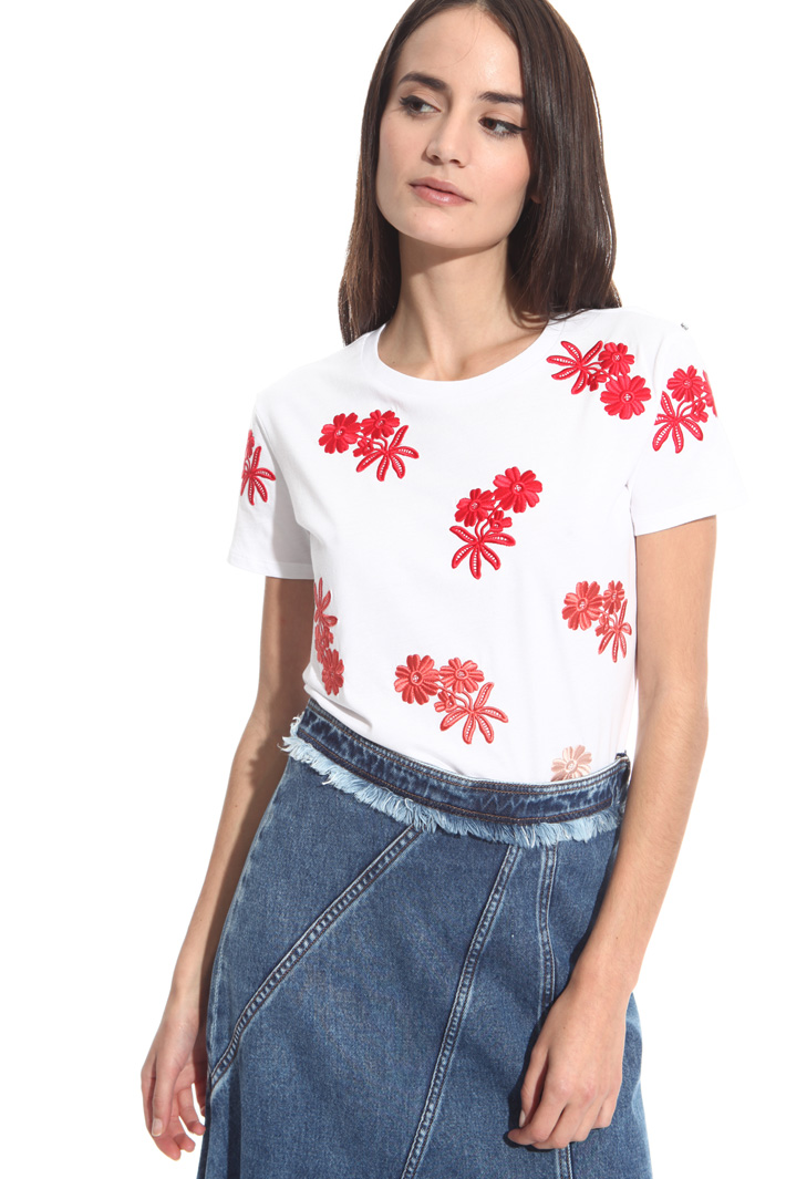 T-shirt con ricami a contrasto Intrend T-shirt con ricami a contrasto Intrend