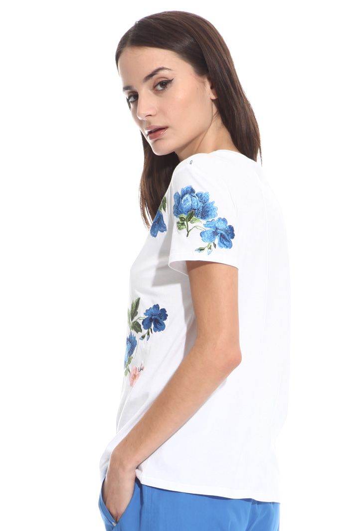 T-shirt con ricami a contrasto Intrend T-shirt con ricami a contrasto Intrend