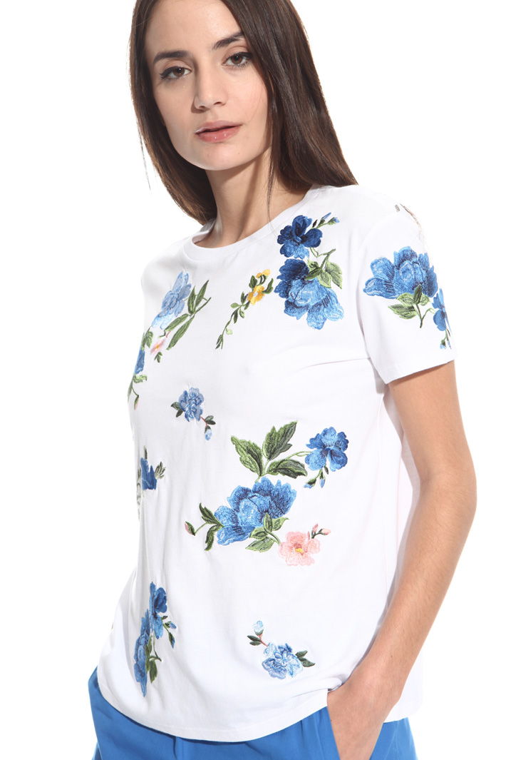 T-shirt con ricami a contrasto Intrend T-shirt con ricami a contrasto Intrend