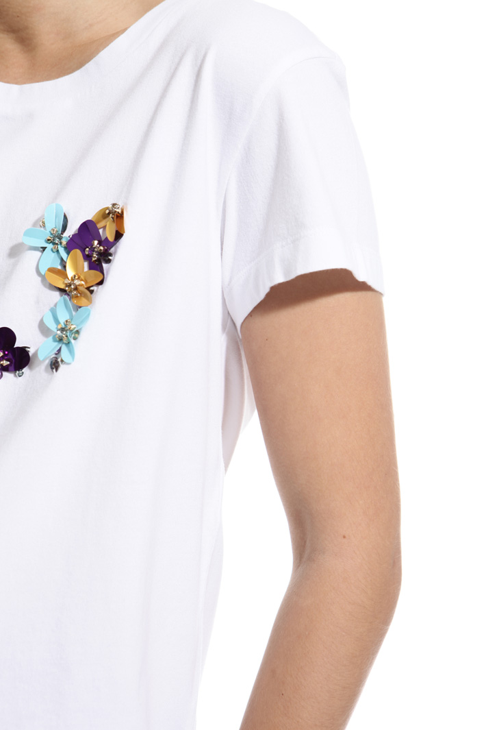 T-shirt con ricamo a rilievo Intrend T-shirt con ricamo a rilievo Intrend