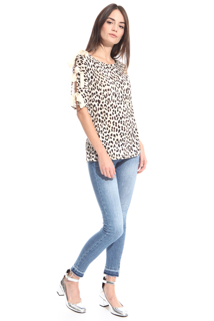 T-shirt con fiocchi Intrend T-shirt con fiocchi Intrend
