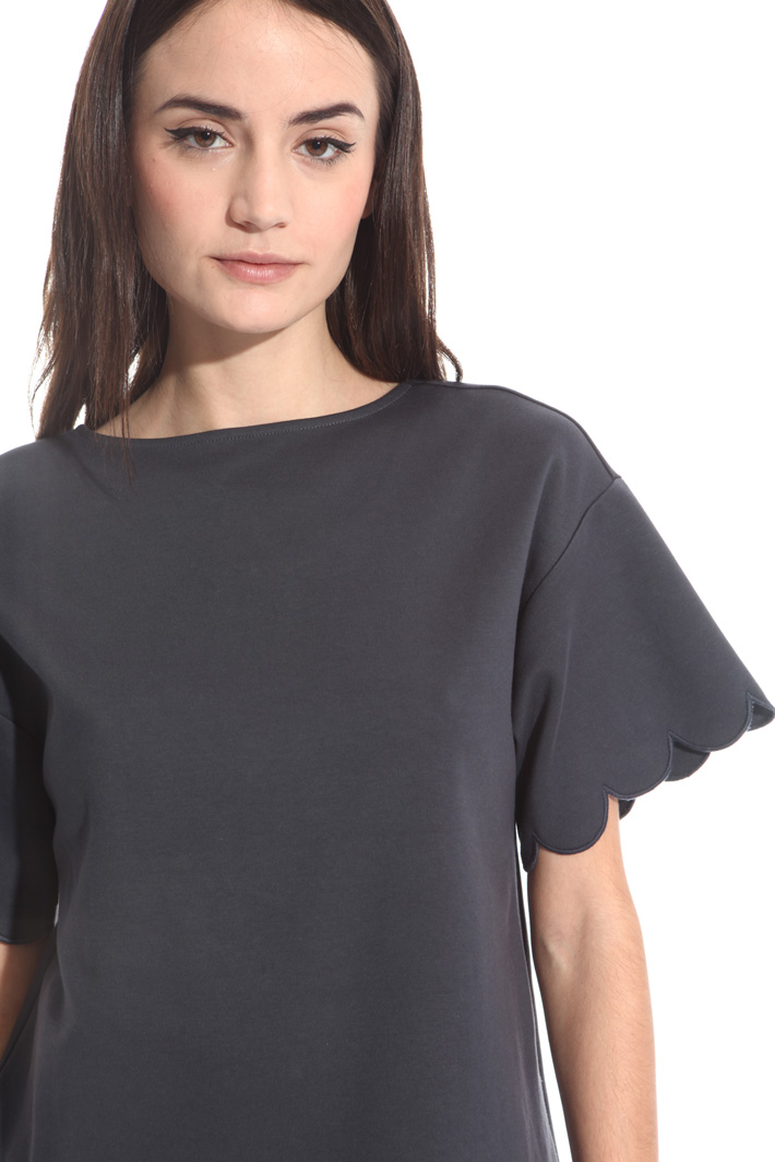 T-shirt con bordi smerlati Intrend T-shirt con bordi smerlati Intrend