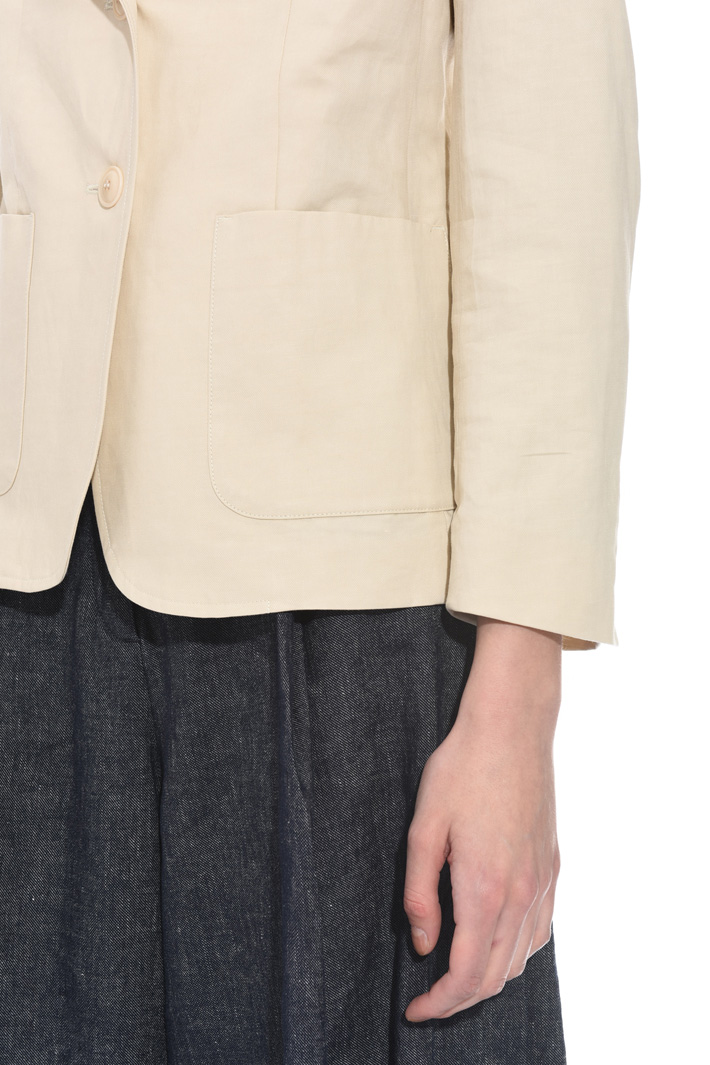 Cotton and linen blazer
Intrend Cotton and linen blazer
Intrend