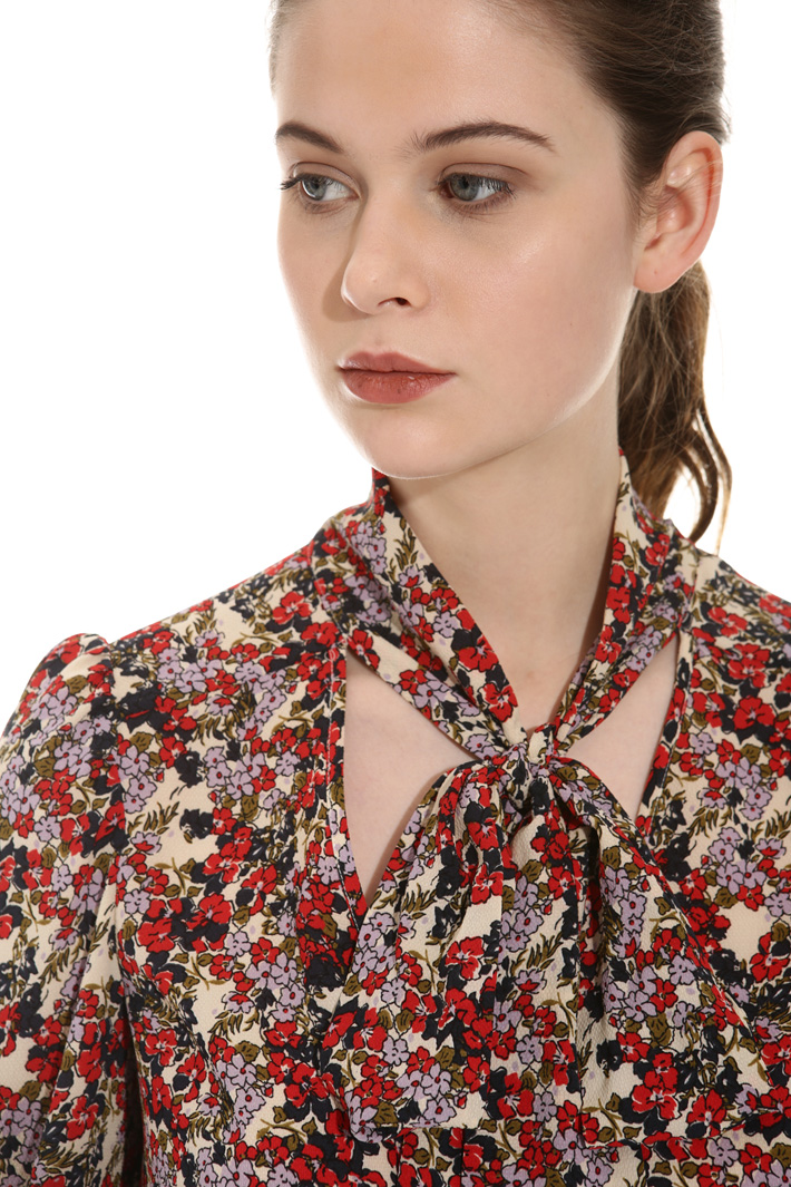Scarf-neck blouse Intrend Scarf-neck blouse Intrend