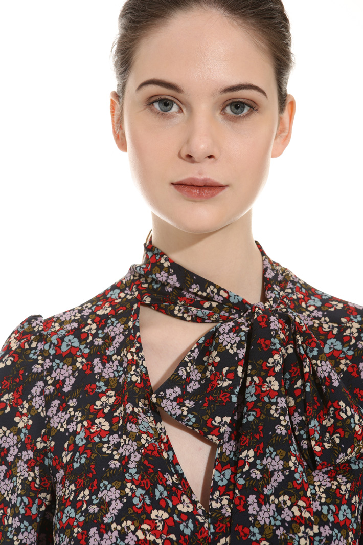 Scarf-neck blouse Intrend Scarf-neck blouse Intrend