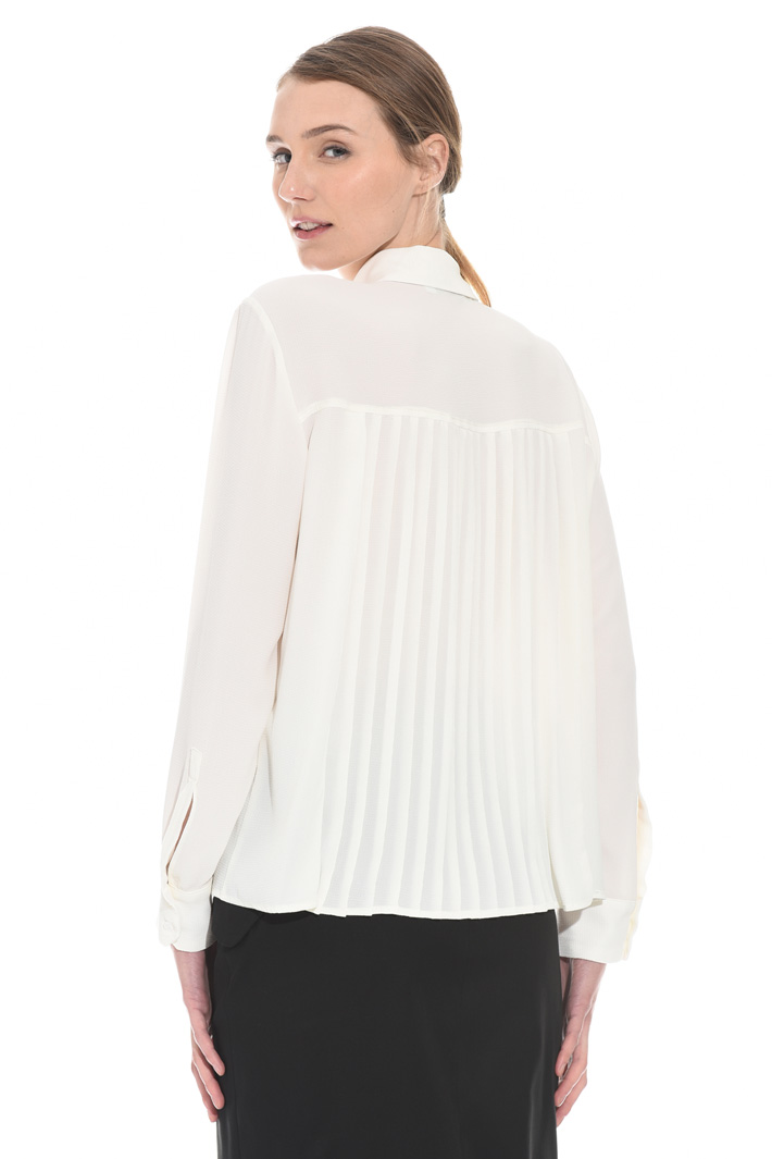 Textured crepe fabric shirt Intrend Textured crepe fabric shirt Intrend