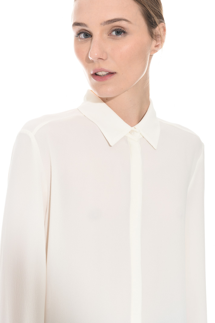 Textured crepe fabric shirt Intrend Textured crepe fabric shirt Intrend