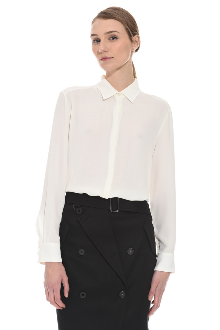 Textured crepe fabric shirt Intrend Textured crepe fabric shirt Intrend
