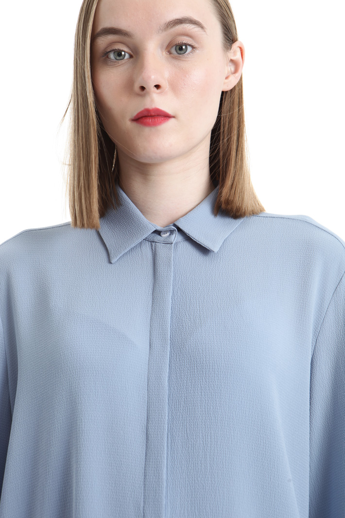Textured crepe fabric shirt Intrend Textured crepe fabric shirt Intrend