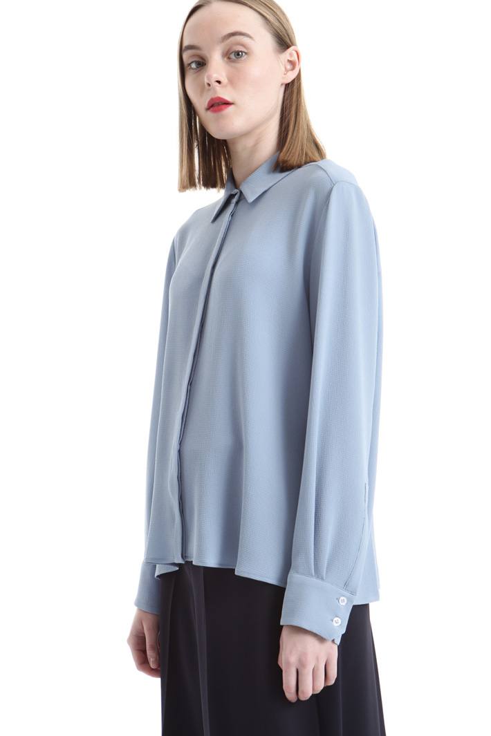 Textured crepe fabric shirt Intrend Textured crepe fabric shirt Intrend