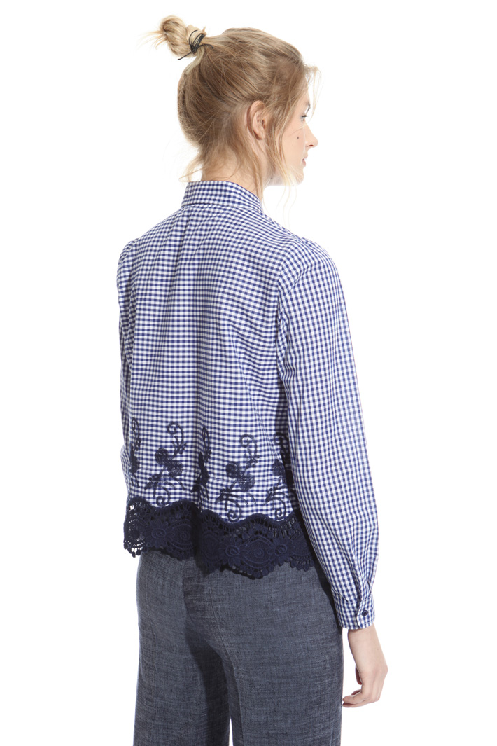 Embroidered hem shirt Intrend Embroidered hem shirt Intrend