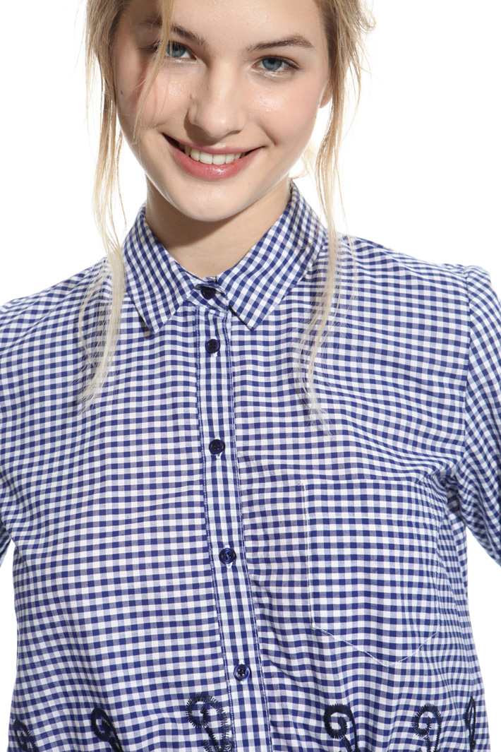 Embroidered hem shirt Intrend Embroidered hem shirt Intrend