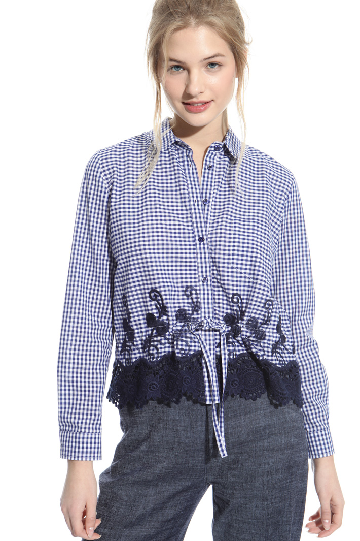 Embroidered hem shirt Intrend Embroidered hem shirt Intrend