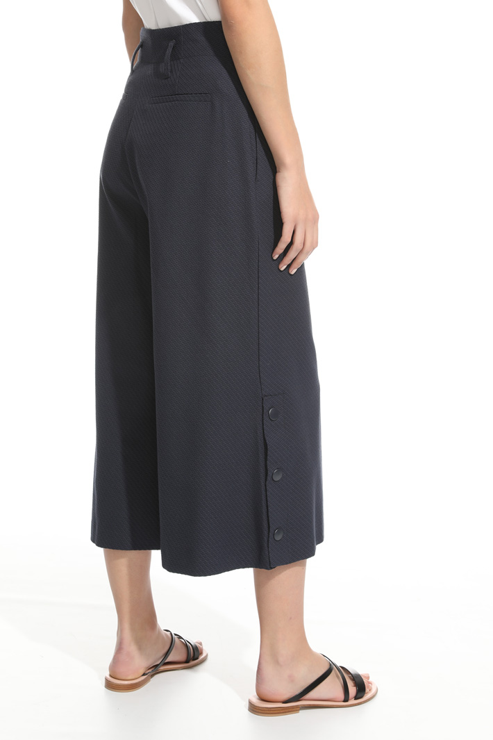 Cropped trousers with buttons Intrend Cropped trousers with buttons Intrend