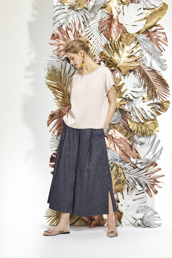 Wide trousers with splits
Intrend Wide trousers with splits
Intrend