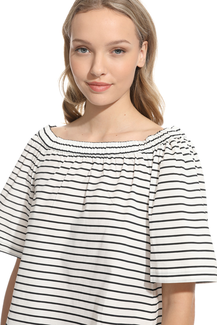 Off-the-shoulder top Intrend Off-the-shoulder top Intrend