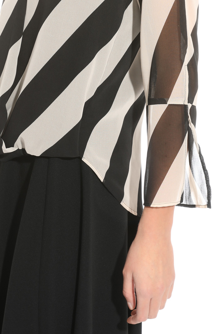 Surplice neckline blouse Intrend Surplice neckline blouse Intrend