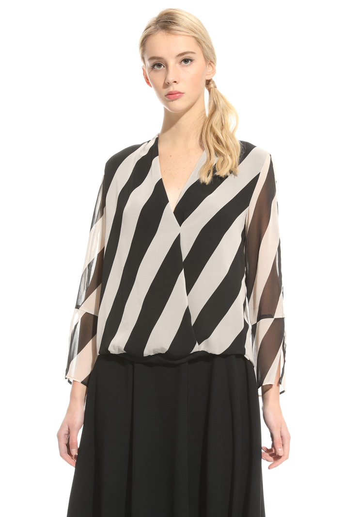 Surplice neckline blouse Intrend Surplice neckline blouse Intrend