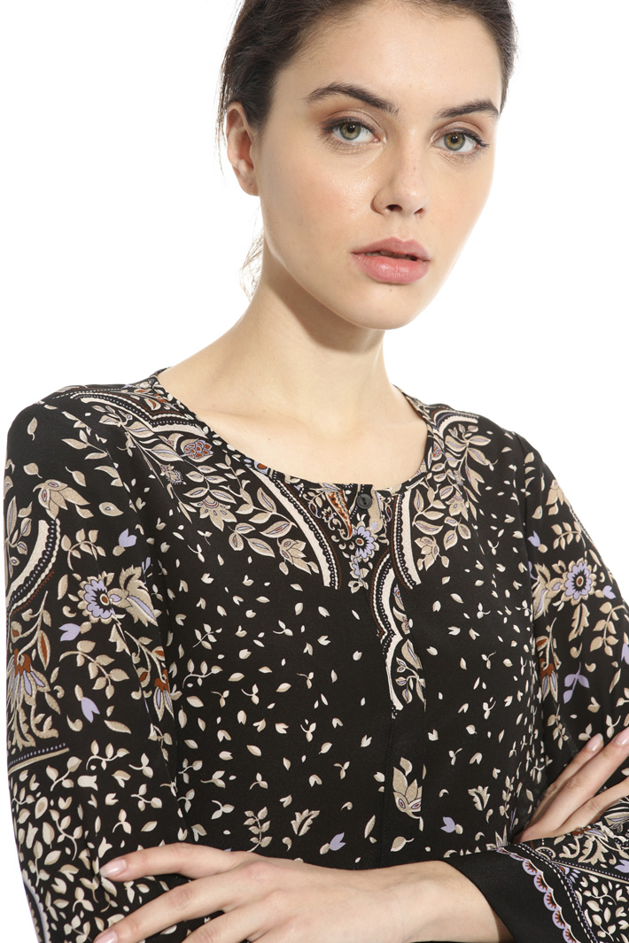 Blouse in pure printed silk
Intrend Blouse in pure printed silk
Intrend