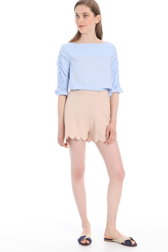 Shorts with scalloped hem
Intrend Shorts with scalloped hem
Intrend