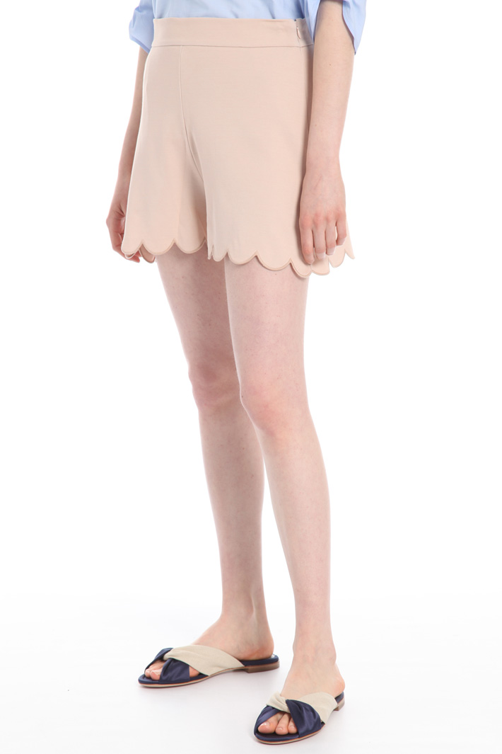 Shorts with scalloped hem
Intrend Shorts with scalloped hem
Intrend