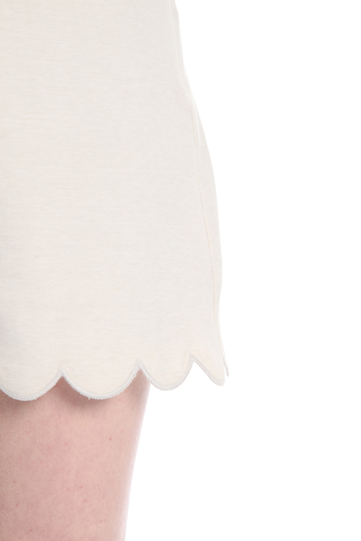Shorts with scalloped hem
Intrend Shorts with scalloped hem
Intrend