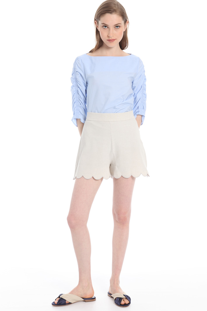 Shorts with scalloped hem
Intrend Shorts with scalloped hem
Intrend