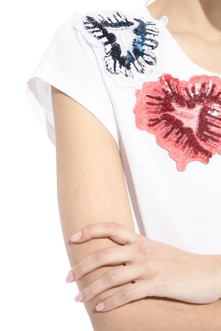 Floral patch T-shirt Intrend Floral patch T-shirt Intrend