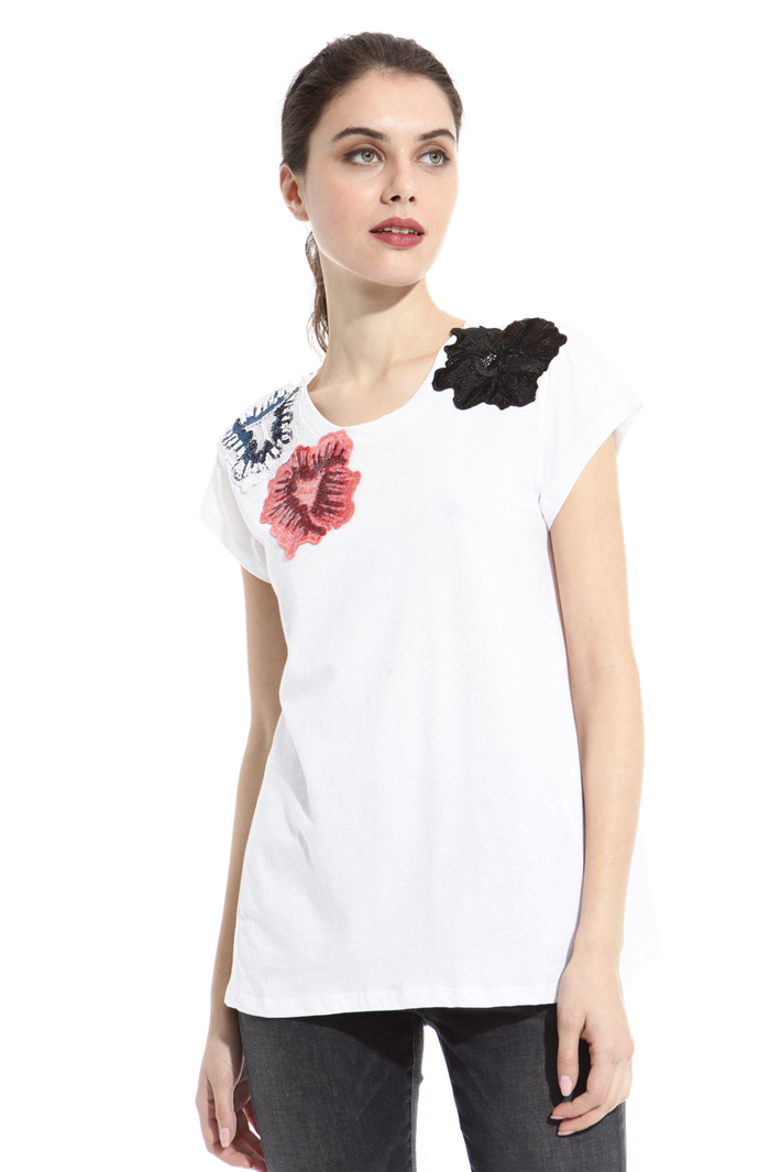 Floral patch T-shirt Intrend Floral patch T-shirt Intrend
