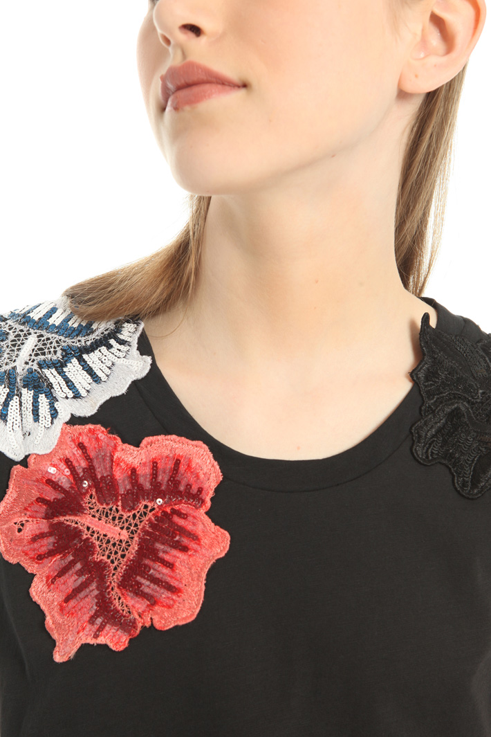 Floral patch T-shirt Intrend Floral patch T-shirt Intrend