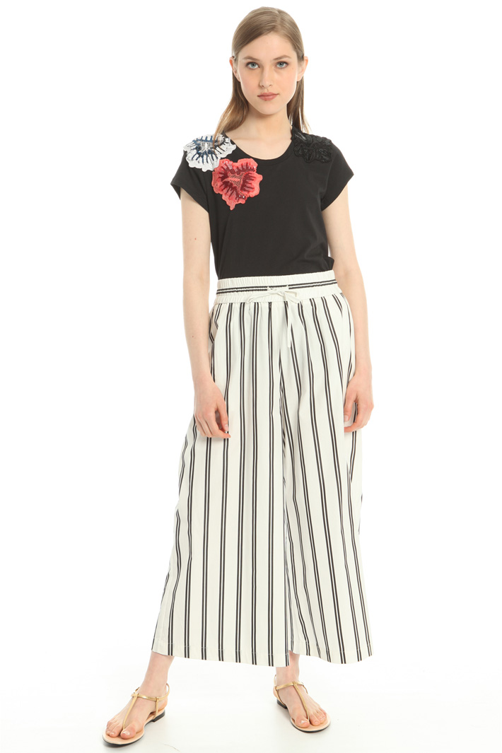 Floral patch T-shirt Intrend Floral patch T-shirt Intrend