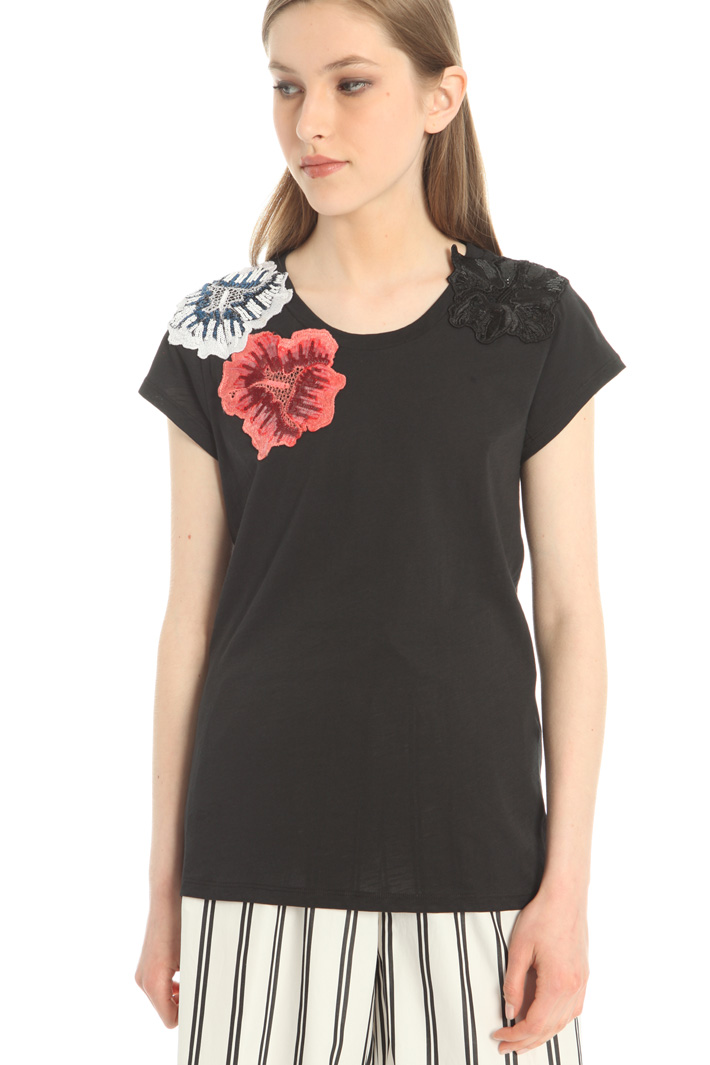 Floral patch T-shirt Intrend Floral patch T-shirt Intrend