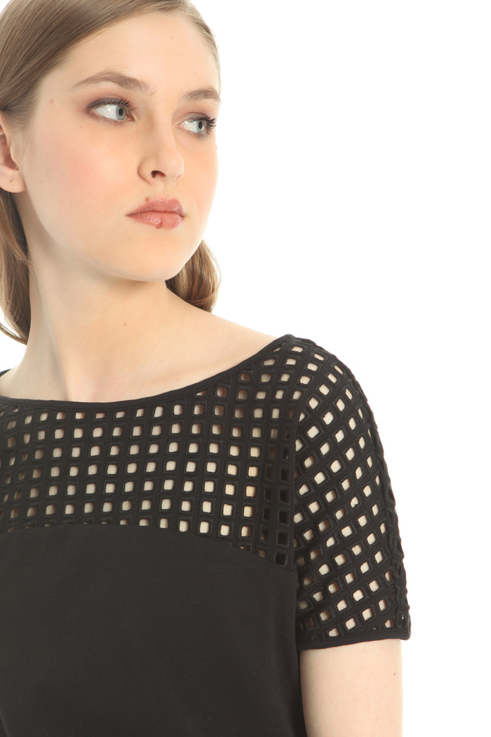 Perforated yoke T-shirt Intrend Perforated yoke T-shirt Intrend