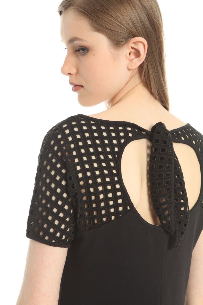 Perforated yoke T-shirt Intrend Perforated yoke T-shirt Intrend