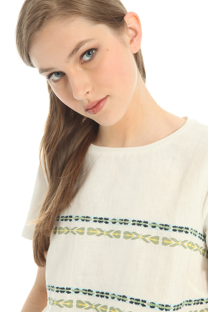 Embroidered T-shirt Intrend Embroidered T-shirt Intrend