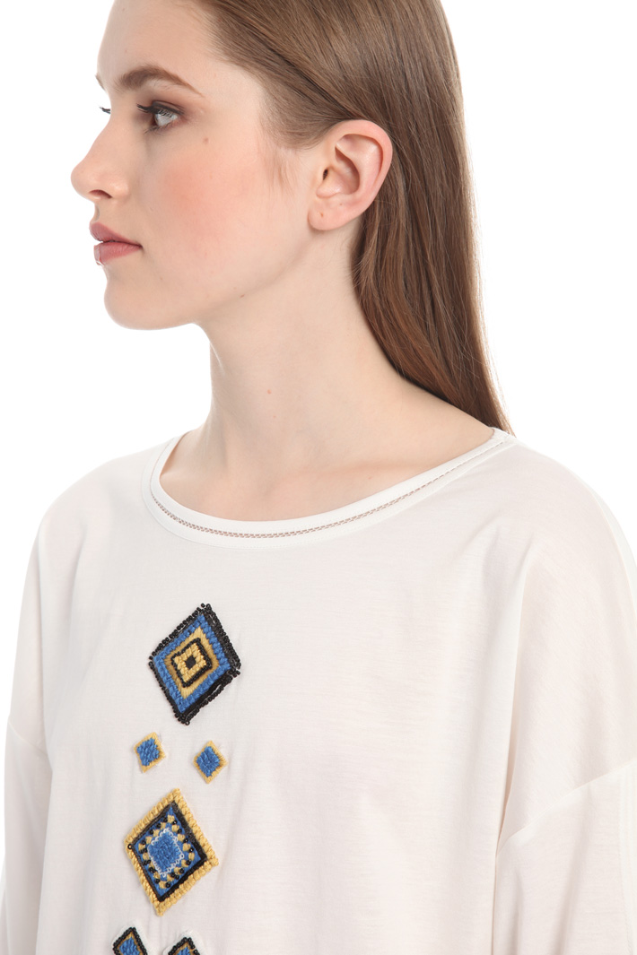 Embroidered T-shirt Intrend Embroidered T-shirt Intrend