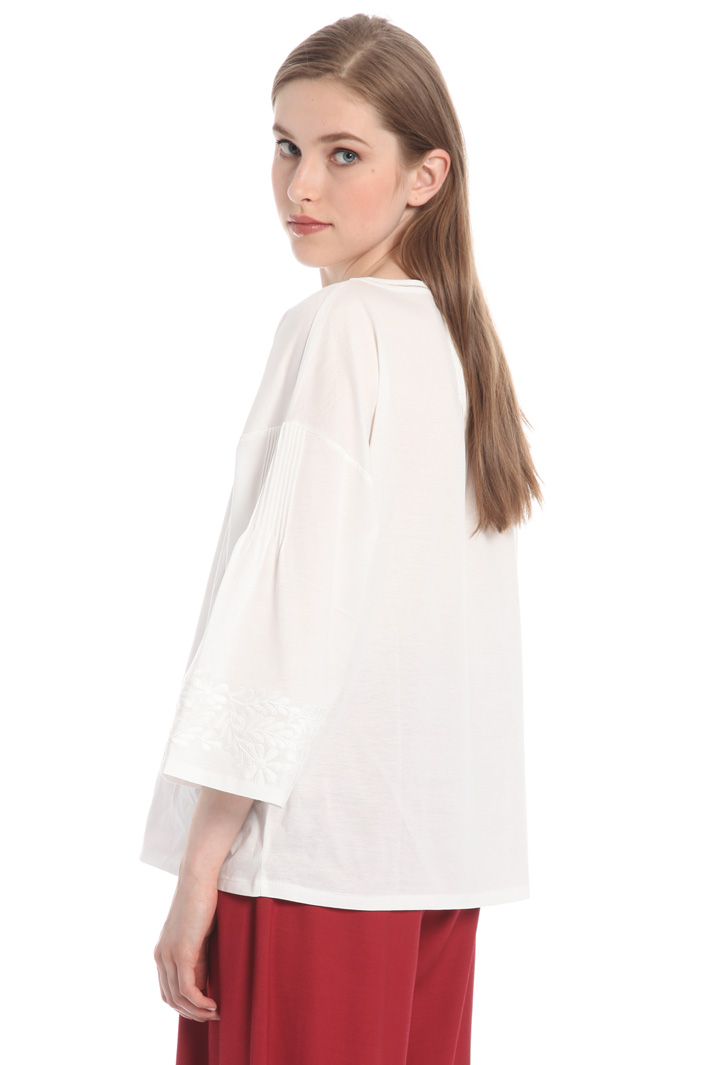 Embroidered T-shirt Intrend Embroidered T-shirt Intrend