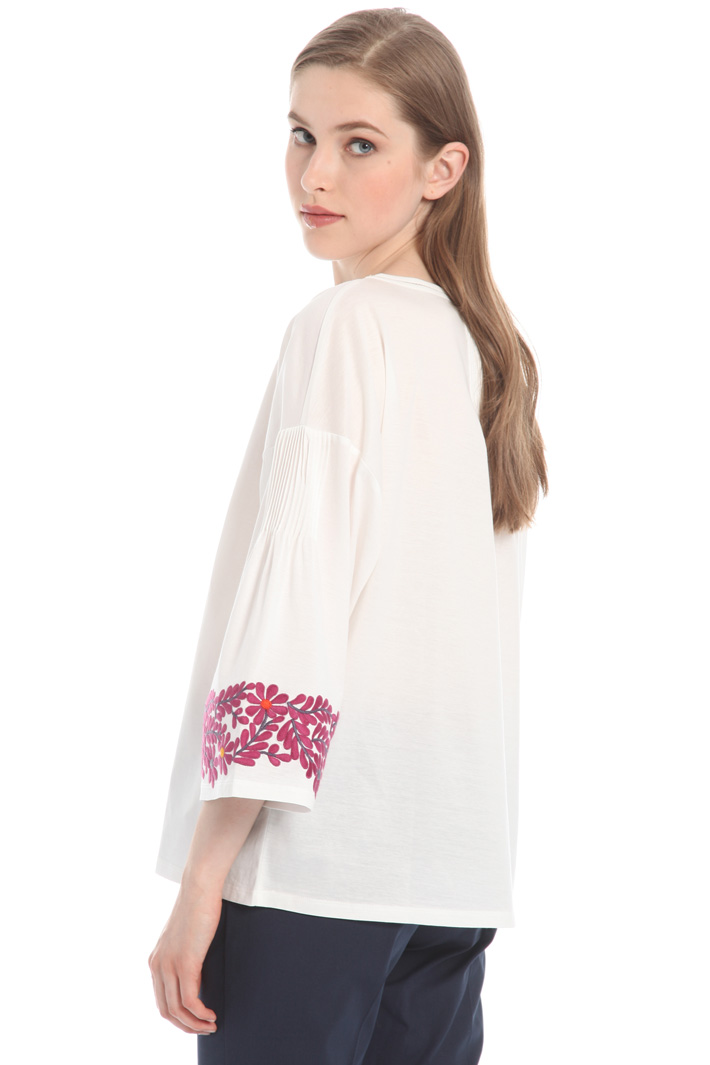 Embroidered T-shirt Intrend Embroidered T-shirt Intrend