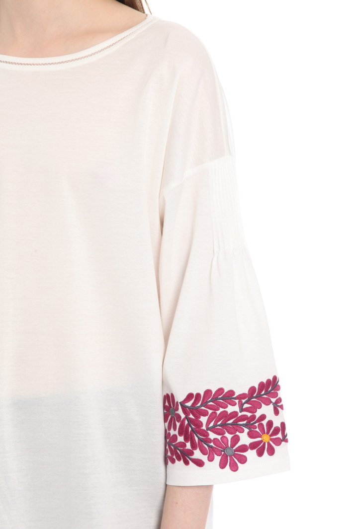 Embroidered T-shirt Intrend Embroidered T-shirt Intrend