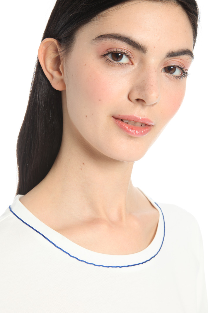 T-shirt in jersey con ricamo Intrend T-shirt in jersey con ricamo Intrend