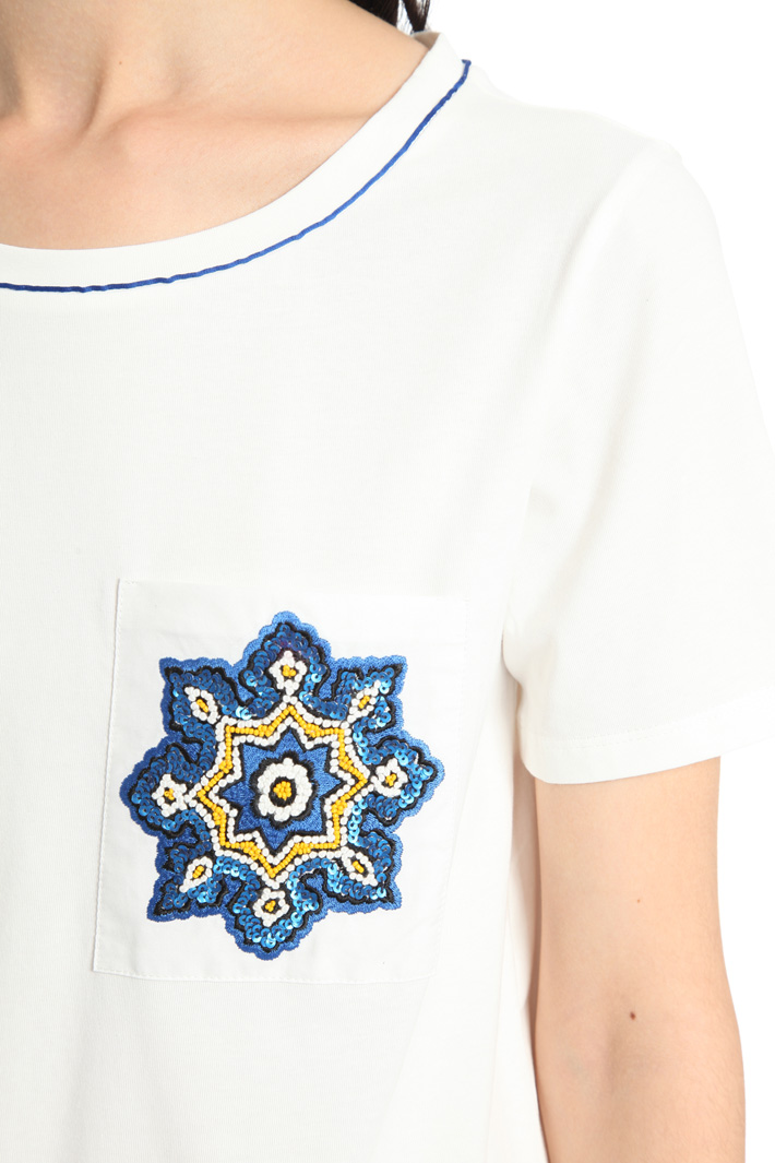 T-shirt in jersey con ricamo Intrend T-shirt in jersey con ricamo Intrend