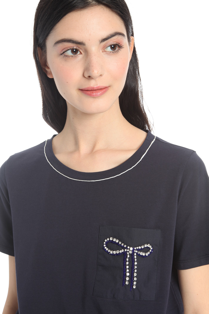 T-shirt in jersey con ricamo Intrend T-shirt in jersey con ricamo Intrend