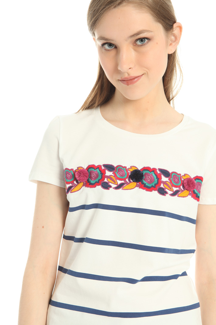 Printed and embroidered T-shirt Intrend Printed and embroidered T-shirt Intrend